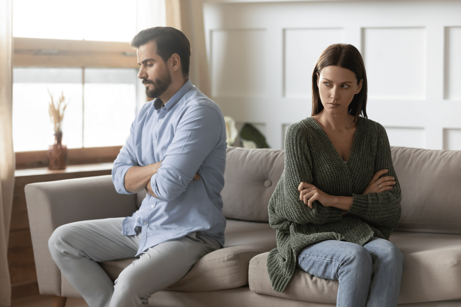 Kada žena prestane da se bori za odnos: pet znakova emocionalnog udaljavanja koje partner često prekasno primeti